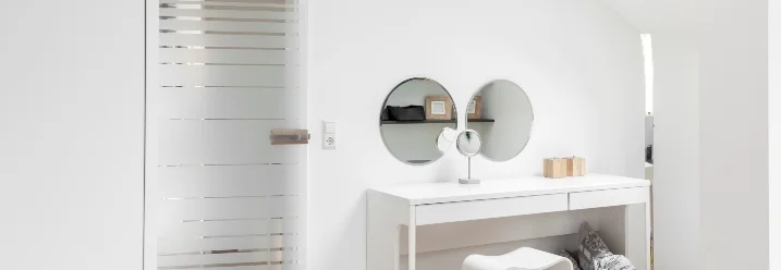 Schminktisch mit zwei runden Spiegeln